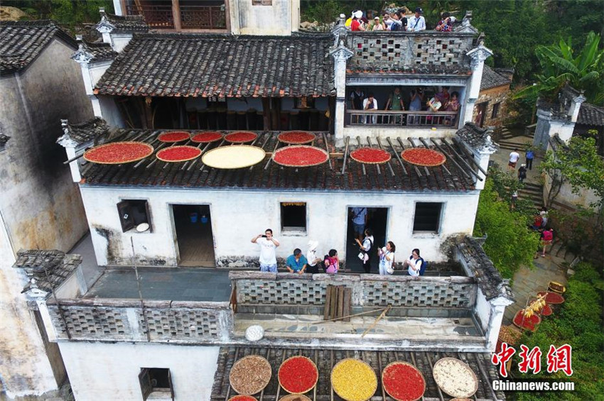 Luftbilder: Chinas sch?nstes Dorf Wuyuan im Frühherbst