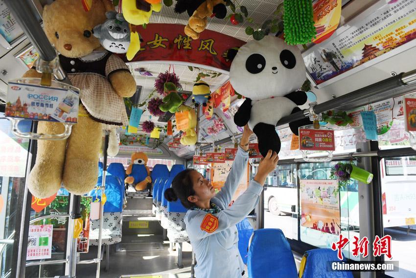 Busfahrerin dekoriert Bus mit eigenem Kinderspielzeug