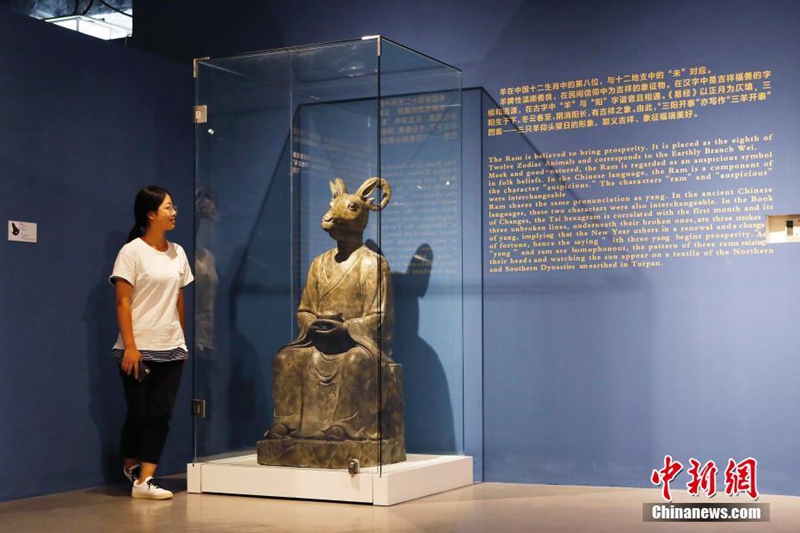 Bronze-Gegenst?nde der zw?lf chinesischen Tierkreiszeichen in Shanghai pr?sentiert