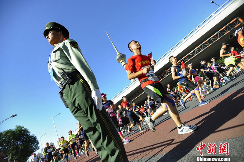 30.000 L?ufer beteiligen sich am Beijing Marathon 2017