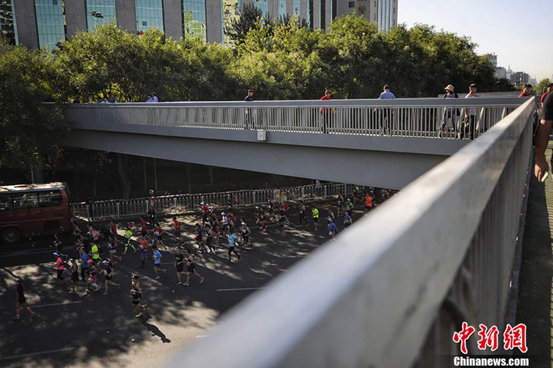 30.000 L?ufer beteiligen sich am Beijing Marathon 2017