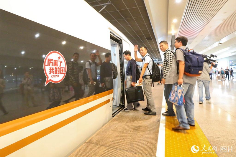 ?Fuxing“ f?hrt mit einer Geschwindigkeit von 350 km/h von Beijing nach Shanghai