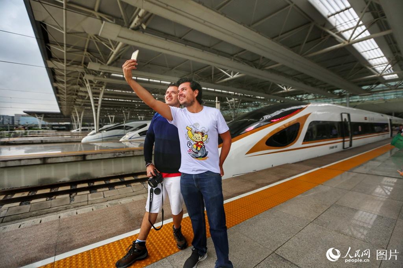 ?Fuxing“ f?hrt mit einer Geschwindigkeit von 350 km/h von Beijing nach Shanghai