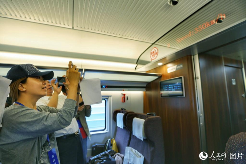 ?Fuxing“ f?hrt mit einer Geschwindigkeit von 350 km/h von Beijing nach Shanghai
