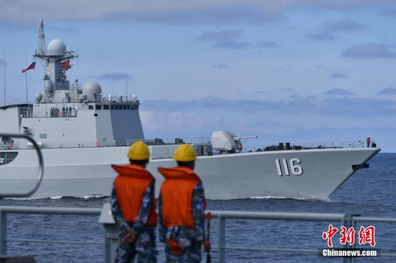 Chinesische und russische Kriegsschiffe üben gemeinsam Nachschubversorgung auf See