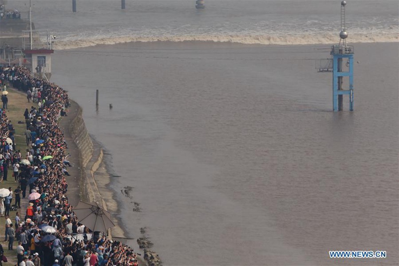 Weltweit gr??te Gezeitenwelle am Qiantang-Fluss