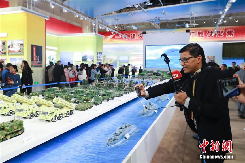 Ausl?ndische Journalisten fokussieren sich auf Ausstellung über Chinas Erfolge der vergangenen fünf Jahre
