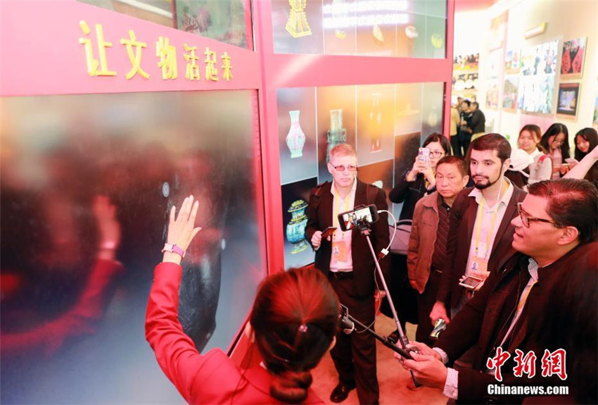 Ausl?ndische Journalisten fokussieren sich auf Ausstellung über Chinas Erfolge der vergangenen fünf Jahre