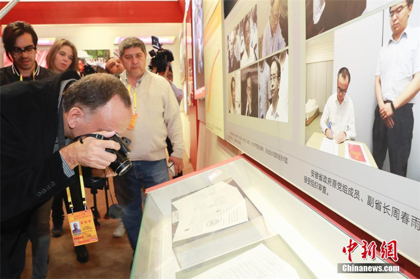 Ausl?ndische Journalisten fokussieren sich auf Ausstellung über Chinas Erfolge der vergangenen fünf Jahre