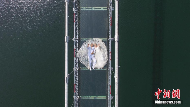 Fotos für goldene Hochzeit auf Glasbrücke in schwindelerregender H?he