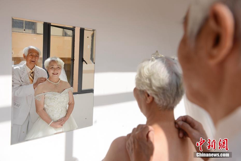 Fotos für goldene Hochzeit auf Glasbrücke in schwindelerregender H?he