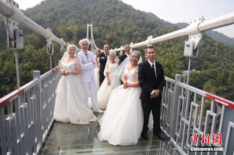 Fotos für goldene Hochzeit auf Glasbrücke in schwindelerregender H?he