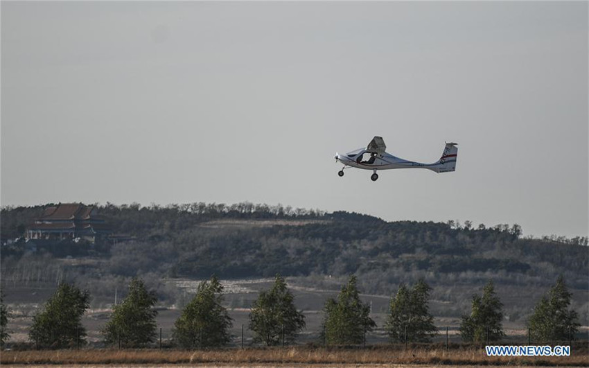 Chinas elektrischer Zweisitzer schafft zwei Stunden Flugzeit