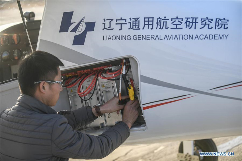Chinas elektrischer Zweisitzer schafft zwei Stunden Flugzeit