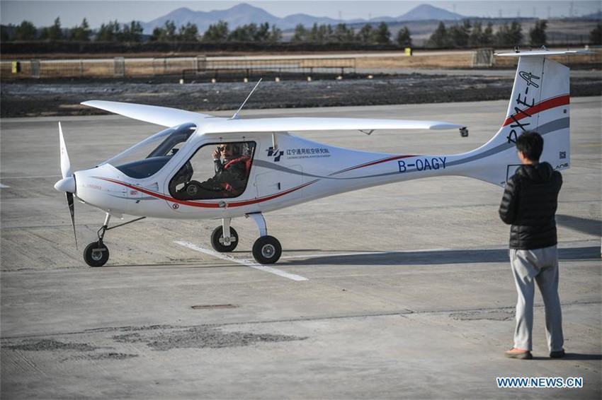 Chinas elektrischer Zweisitzer schafft zwei Stunden Flugzeit