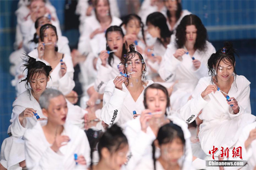 Modeshow im Schwimmbecken