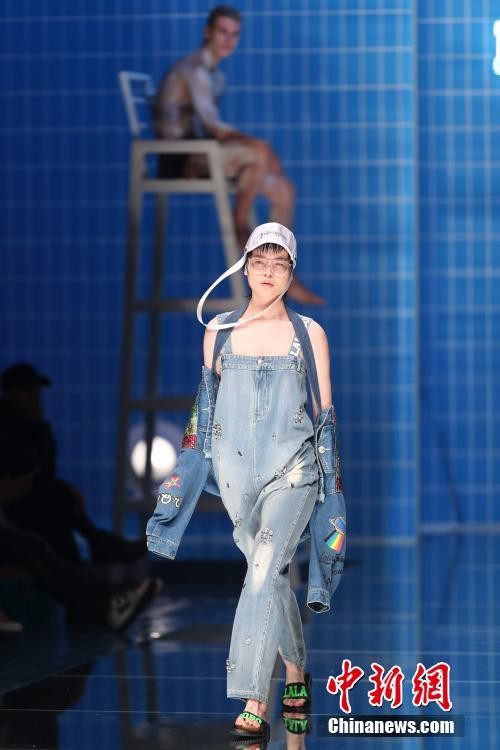Modeshow im Schwimmbecken