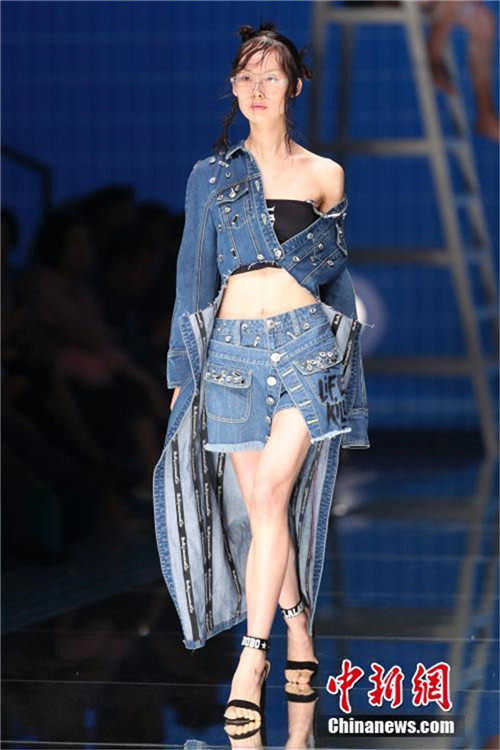 Modeshow im Schwimmbecken