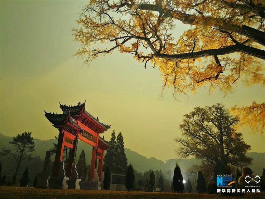 Luftbilder: Faszinierende Herbstlandschaft des Berges Huangbaishan