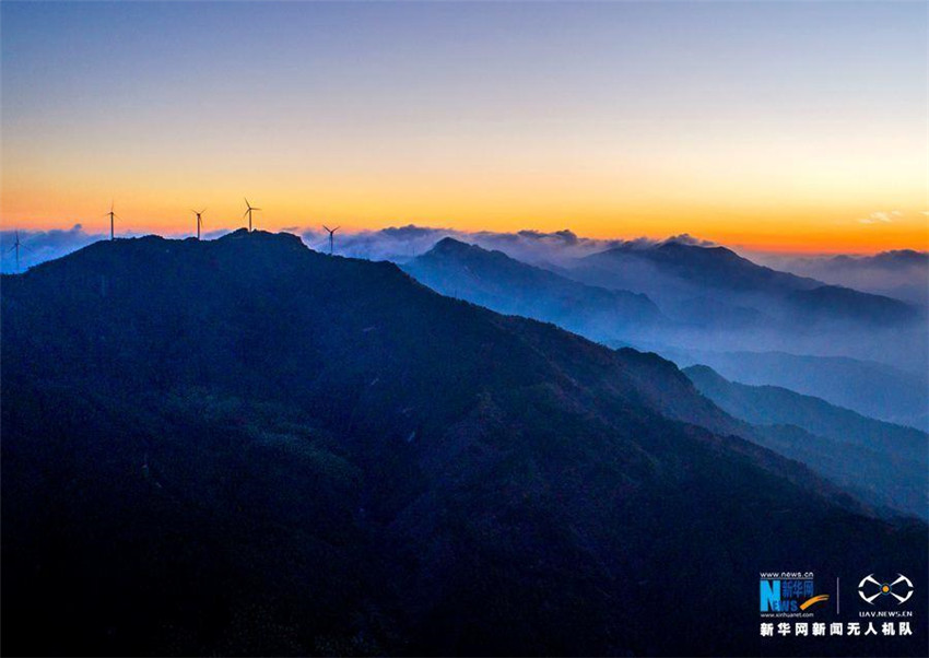 Luftbilder: Faszinierende Herbstlandschaft des Berges Huangbaishan