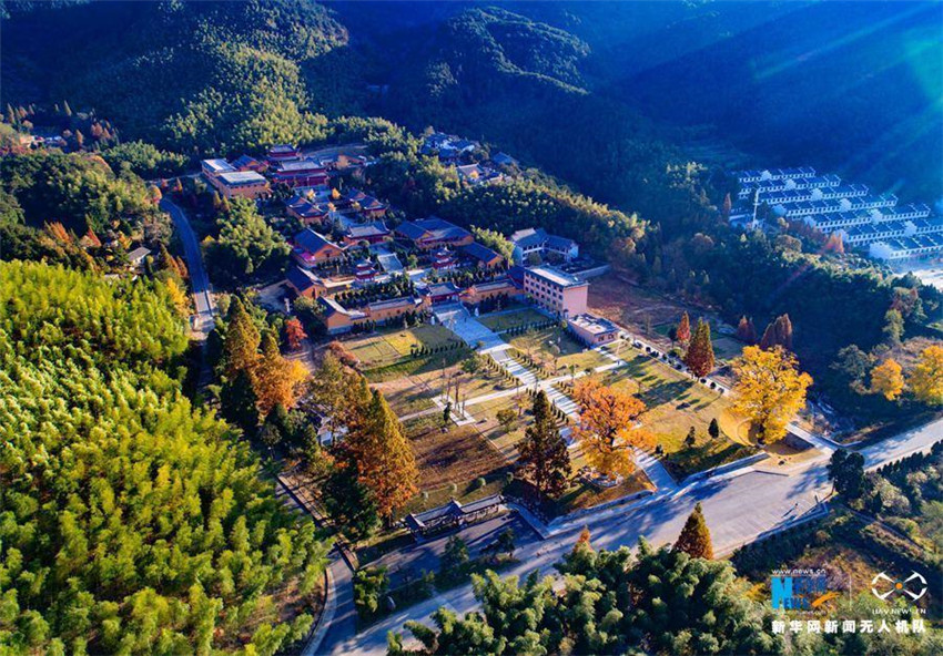 Luftbilder: Faszinierende Herbstlandschaft des Berges Huangbaishan