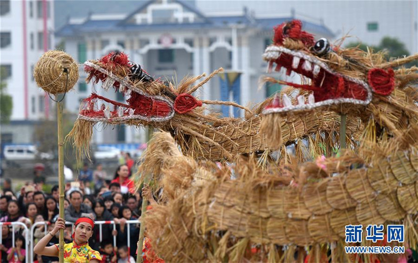 Mit Drachen aus Heu die Ernte feiern