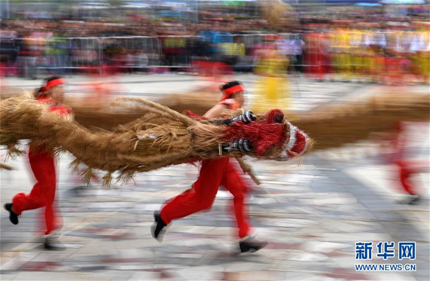 Mit Drachen aus Heu die Ernte feiern