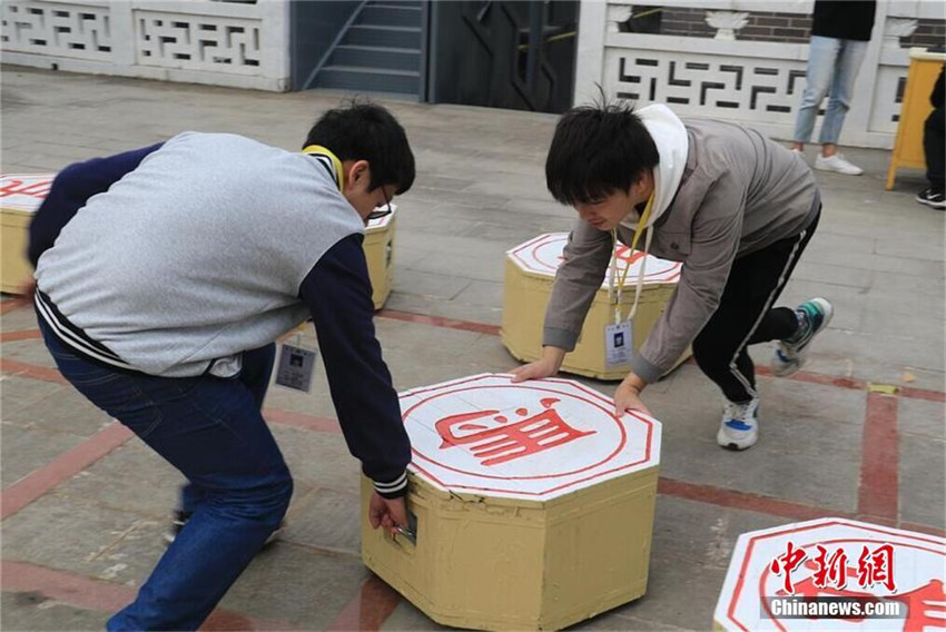 Riesenschachspiel-Wettbewerb in Wuhan