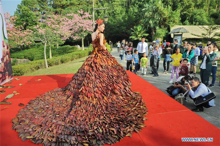 Guangdong: Kleid aus 5.888 Bl?ttern