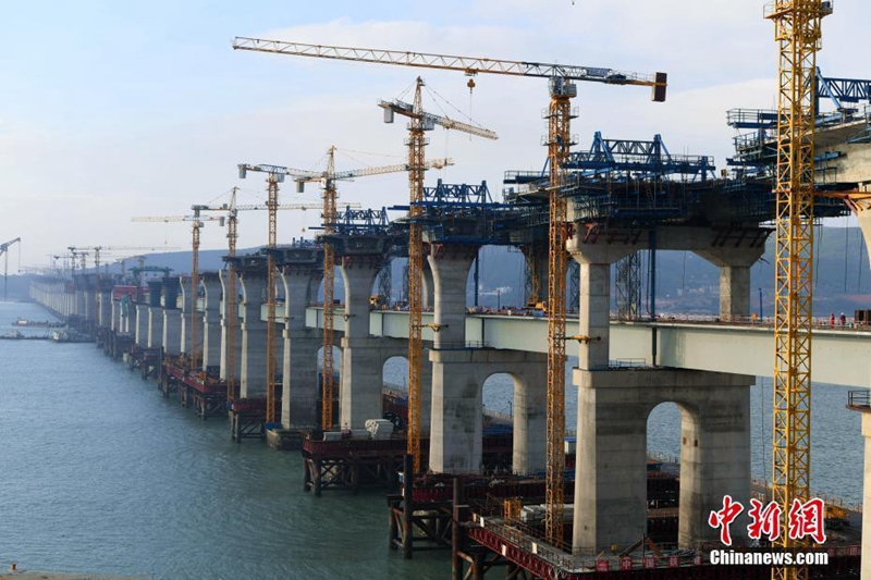 Brückenpfeiler für neue Auto- und Eisenbahnbrücke über Meerenge fertiggestellt