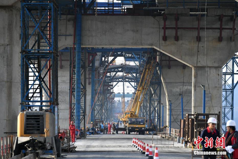 Brückenpfeiler für neue Auto- und Eisenbahnbrücke über Meerenge fertiggestellt