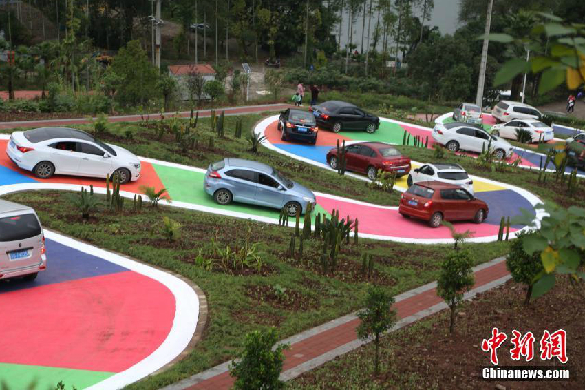 ?Bunte S-f?rmige Stra?e“ wird in Chongqing für den Verkehr ge?ffnet