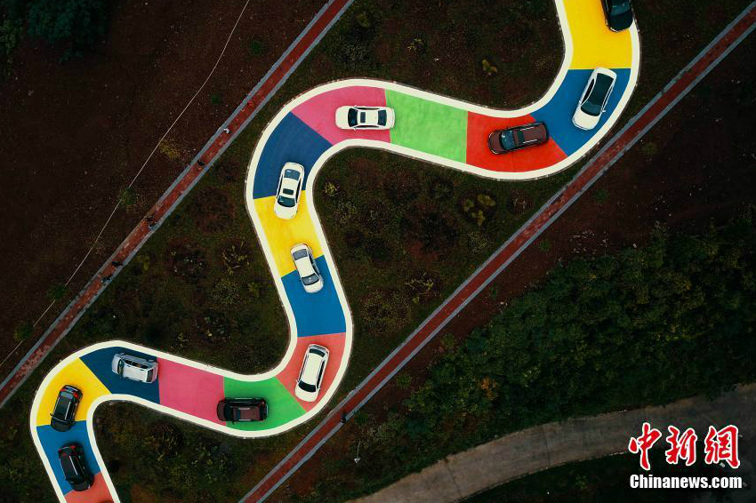 ?Bunte S-f?rmige Stra?e“ wird in Chongqing für den Verkehr ge?ffnet