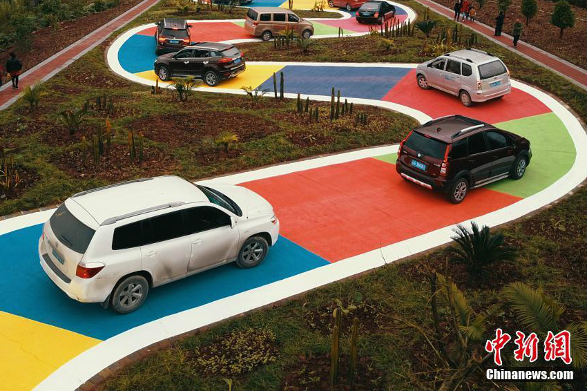 ?Bunte S-f?rmige Stra?e“ wird in Chongqing für den Verkehr ge?ffnet