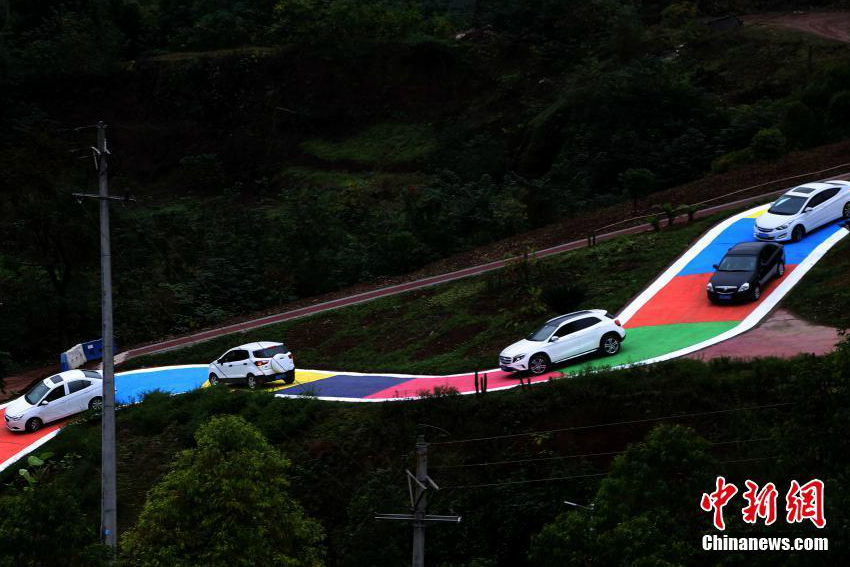 ?Bunte S-f?rmige Stra?e“ wird in Chongqing für den Verkehr ge?ffnet
