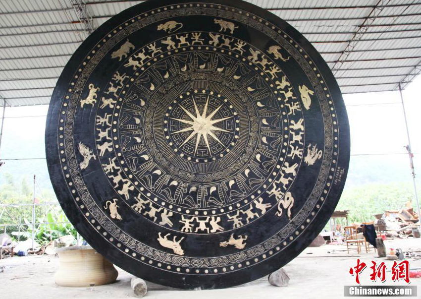 Weltweit gr??te Bronzetrommel wird in Guangxi gegossen