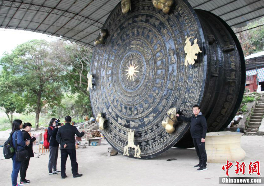 Weltweit gr??te Bronzetrommel wird in Guangxi gegossen