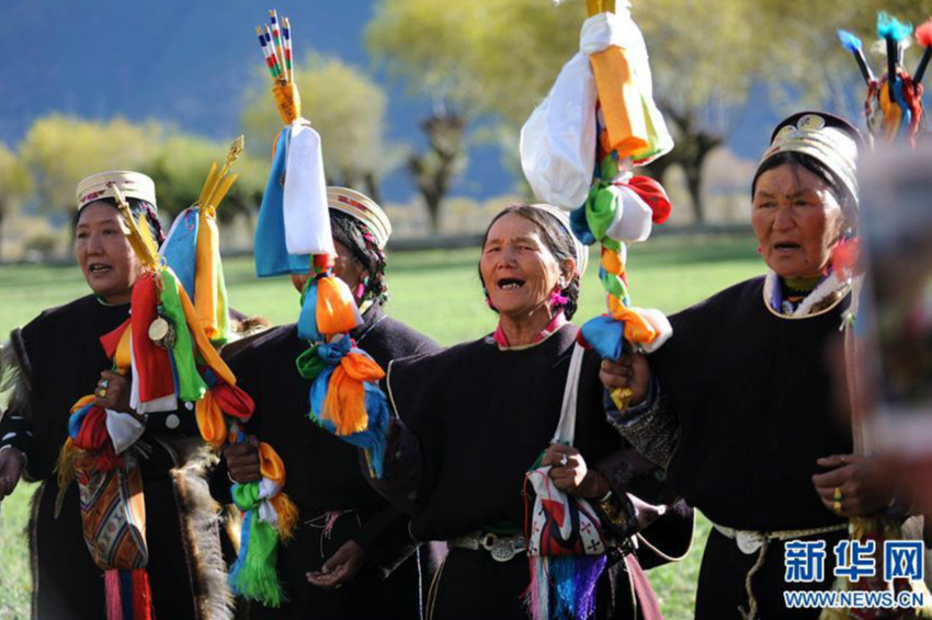 Menschen in Gompo feiern traditionelles Neujahrsfest