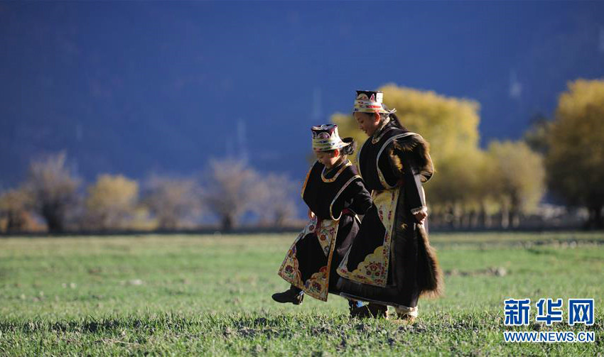 Menschen in Gompo feiern traditionelles Neujahrsfest