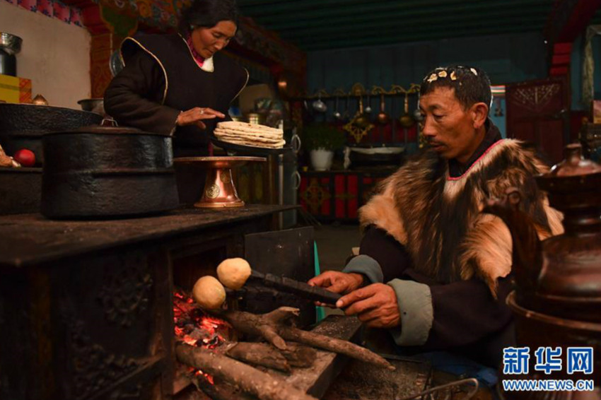 Menschen in Gompo feiern traditionelles Neujahrsfest