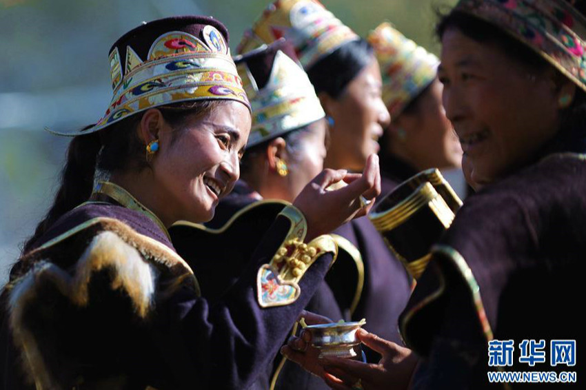 Menschen in Gompo feiern traditionelles Neujahrsfest