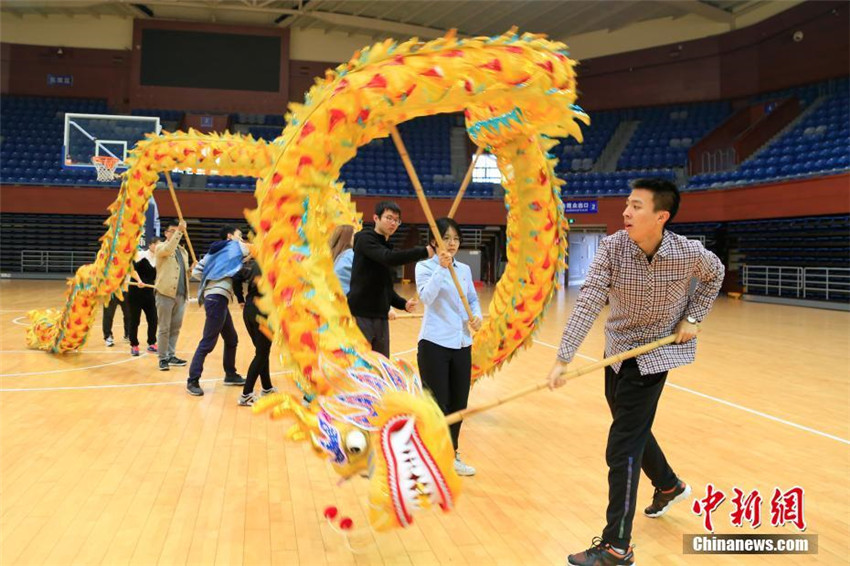 Universit?t Zhejiang bietet Kurse zu L?wen- und Drachentanz an
