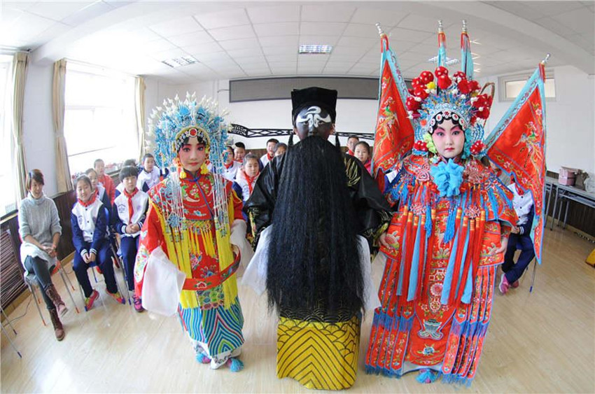 Peking-Oper für Grundschüler