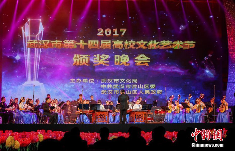 Studenten zeigen an der Universit?t Wuhan die Sch?nheit der Kunst