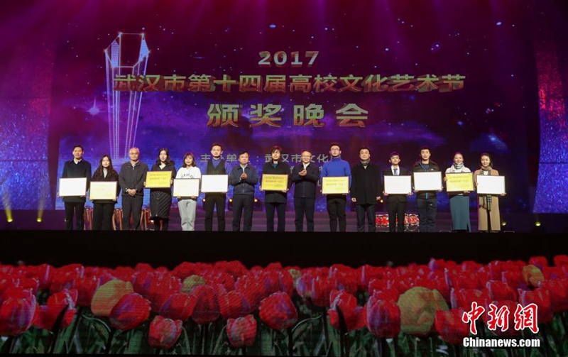 Studenten zeigen an der Universit?t Wuhan die Sch?nheit der Kunst