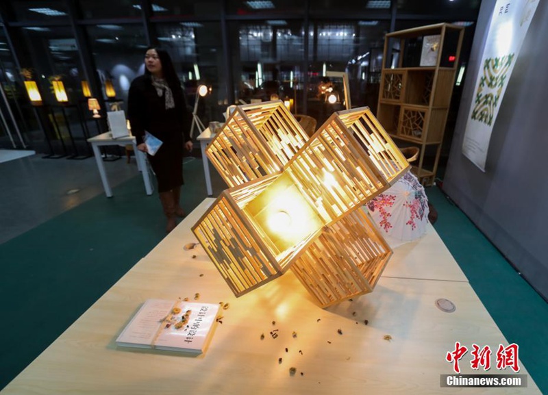 Studenten zeigen an der Universit?t Wuhan die Sch?nheit der Kunst