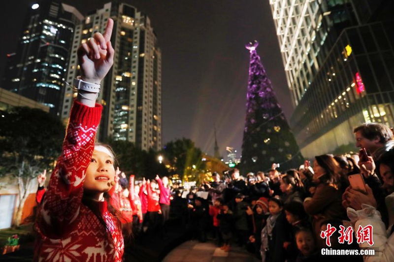 23 Meter hoher Weihnachtsbaum in Shanghai