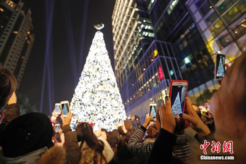 23 Meter hoher Weihnachtsbaum in Shanghai