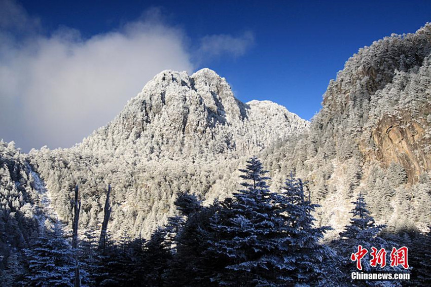 Der Schnee schmückt Berg Luoji