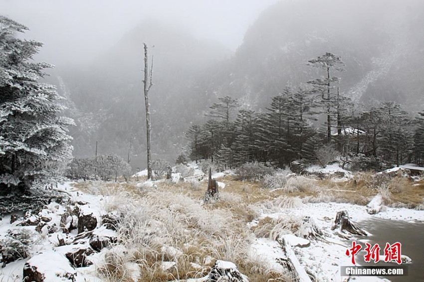 Der Schnee schmückt Berg Luoji